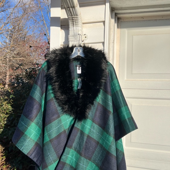 NWT Talbots Cozy Green Navy White Plaid Optional Faux Fur Collar Poncho - Picture 6 of 6